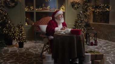 Meşgul Noel Baba arka bahçesinde çalışıyor, bazı planlar yapıyor, yaklaşan tatil sezonunu, kış titreşimlerini, ağır çekim....