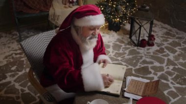 Noel Baba evinde zevkle çalışıyor. Ajandasında hediyelerin bir listesini yapıyor. Aldığı mektuplar, Noel ruhu ve ağır çekim ile ilgileniyor..