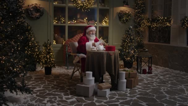 Feliz Papai Noel Está Sentado Mesa Sua Residência Trabalhando Com — Vídeo de Stock