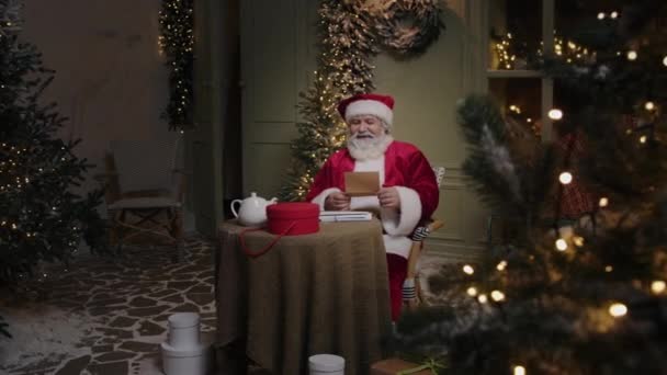 Feliz Papai Noel Está Lendo Cartas Crianças Adultos Então Olha — Vídeo de Stock