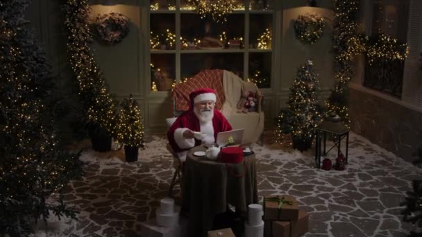 Rušný Santa Claus Pracuje Své Rezidenci Pozdě Noci Pomocí Notebooku — Stock video