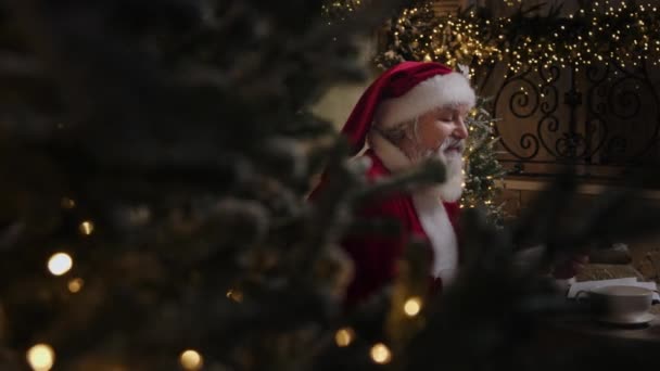 Meşgul Noel Baba Noel Sezonuna Hazırlanıyor Evinde Çalışıyor Yazışmalarla Uğraşıyor — Stok video
