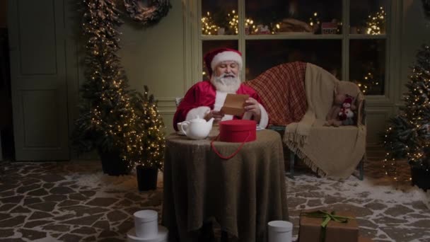 Feliz Santa Claus Está Sentado Acogedor Patio Trasero Residencia Polo — Vídeo de stock