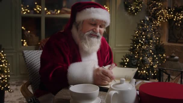 Απασχολημένος Άγιος Βασίλης Εργάζεται Στο Σπίτι Του Κάνει Σχέδια Για — Αρχείο Βίντεο