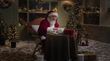 Meşgul Noel Baba evinde çalışıyor Noel tatili için planlar yapıyor, deftere yazıyor, yeni sihirli sezona hazırlanıyor, Ağır çekim....