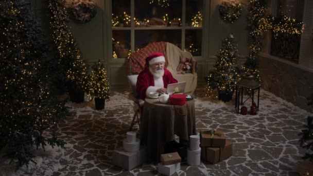 Meşgul Noel Baba Yoğun Çalışma Gününü Tamamlar Geç Saatlere Kadar — Stok video