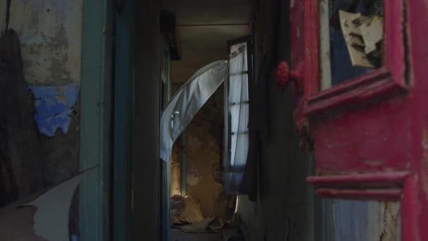 Cortinas Oscilam Sobre Vento Velha Casa Abandonada Parede Danificada Móveis — Vídeo de Stock