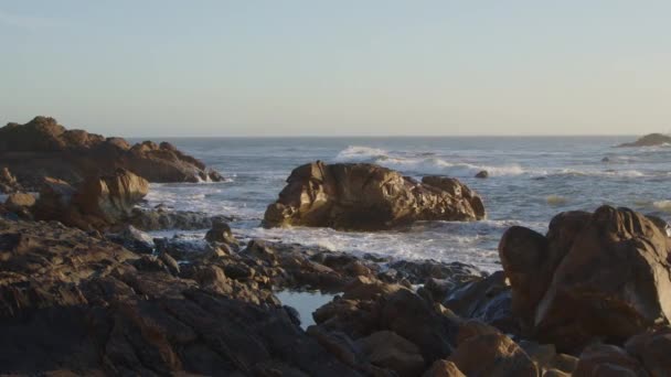 Costa Rocosa Del Océano Salvaje Portugal Mareas Azules Cielo Despejado — Vídeos de Stock