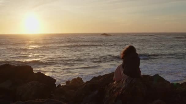 Mujer Joven Turista Está Sentada Una Piedra Playa Relajándose Sola — Vídeos de Stock