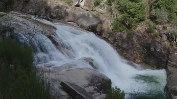 Krajobrazy Naturalnym Wodospadzie Górach Kaskada Wodospadów Portugalskim Parku Narodowym Peneda — Wideo stockowe