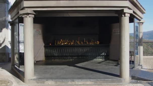 Многие Маленькие Желтые Свечи Горят Мемориале Территории Монастыря Португалия Медленное — стоковое видео