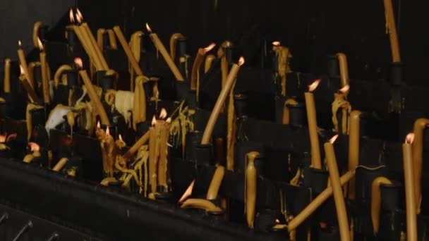 Viele Kleine Gelbe Kerzen Brennen Der Kirche Symbol Des Christlichen — Stockvideo