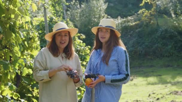 Hasır Şapkalı Iki Genç Avrupalı Kadının Portresi Kameraya Gülümseyen Meyve — Stok video