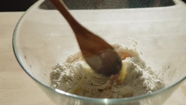 Γυναίκα Ανακατεύει Αυγά Αλεύρι Χρησιμοποιώντας Ξύλινη Κουτάλα Φτιάχνει Ζύμη Μαγειρεύει — Αρχείο Βίντεο