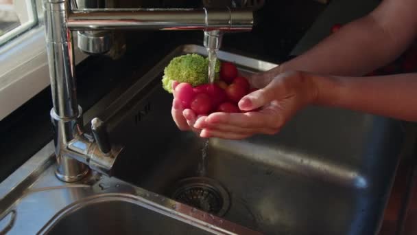 女性は食事のための新鮮な野菜を洗っています おいしい甘いピーマン チェリートマト ブロッコリー 自宅で健康的な夕食を調理 国内料理 閉じる スローモーション — ストック動画