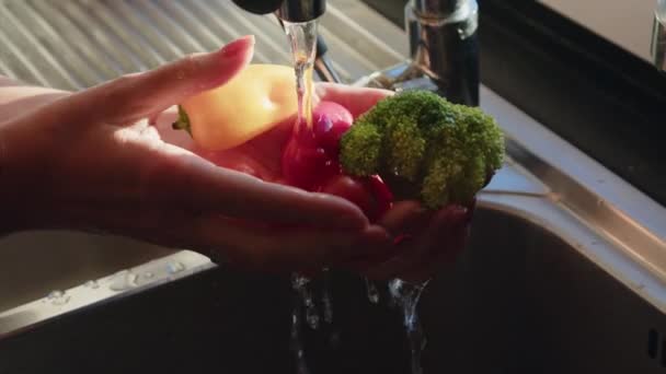 Όμορφη Λήψη Του Πλύσιμο Φρέσκα Λαχανικά Γλυκές Πιπεριές Τοματίνια Και — Αρχείο Βίντεο