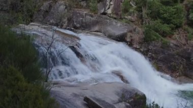 Dağlarda güzel bir şelale, Portekiz, Peneda-Geres Ulusal Parkı, Avrupa, Ağır çekim.
