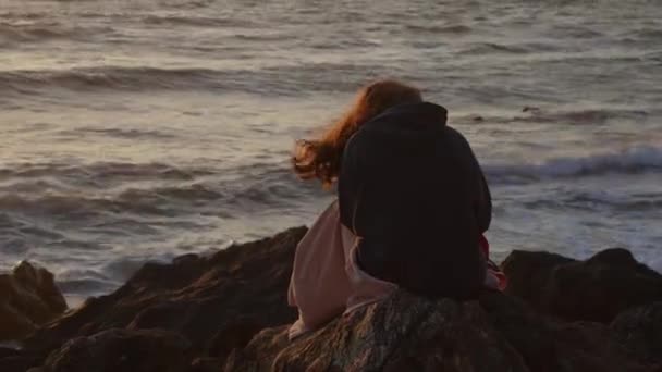 Mujer Joven Está Sentada Una Piedra Playa Relajándose Sola Disfrutando — Vídeo de stock