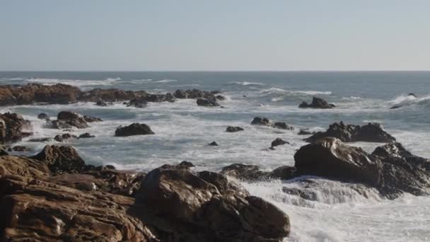 Widok Piękne Dzikie Wybrzeże Oceanu Portugalii Błękitne Przypływy Przejrzyste Niebo — Wideo stockowe