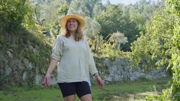Hasır Şapkalı Genç Kadın Çiftçi Highland Vineyard Duruyor Arkadaşlarıyla Konuşuyor — Stok video