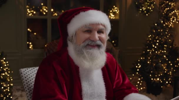 Feliz Papá Noel Traje Rojo Está Sonriendo Cámara Compartiendo Vibraciones — Vídeos de Stock