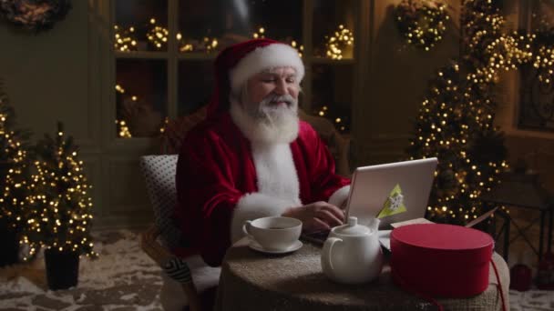 Zajęty Ojciec Boże Narodzenie Mikołaj Pracuje Swojej Rezydencji Laptopie Robi — Wideo stockowe