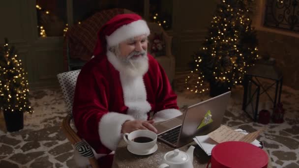 Der Weihnachtsmann Kommuniziert Distanziert Genießt Videoanrufe Benutzt Laptop Vorweihnachtszeit Zeitlupe — Stockvideo