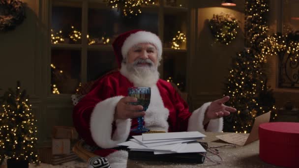 Kerstman Zit Achtertuin Kijkend Naar Camera Drinken Champaign Winterfeest Portret — Stockvideo