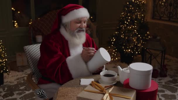 Санта Клаус Сидит Заднем Дворе Наслаждаясь Уютным Зимним Вечером Подписывая — стоковое видео