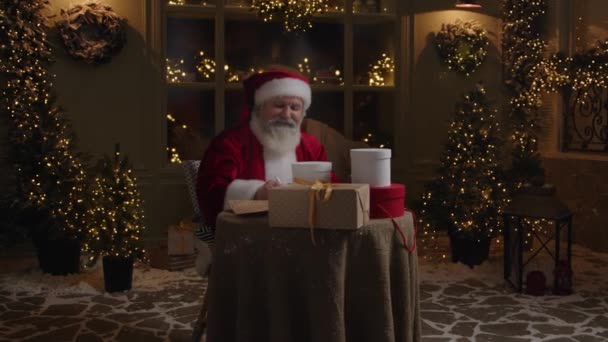 Papai Noel Está Trabalhando Até Tarde Noite Preparando Para Temporada — Vídeo de Stock