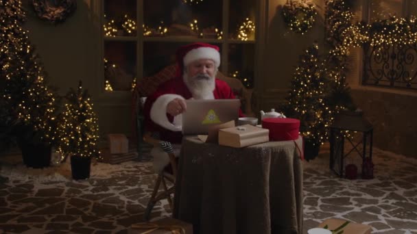 Ocupado Papai Noel Está Trabalhando Sua Residência Tarde Noite Abre — Vídeo de Stock