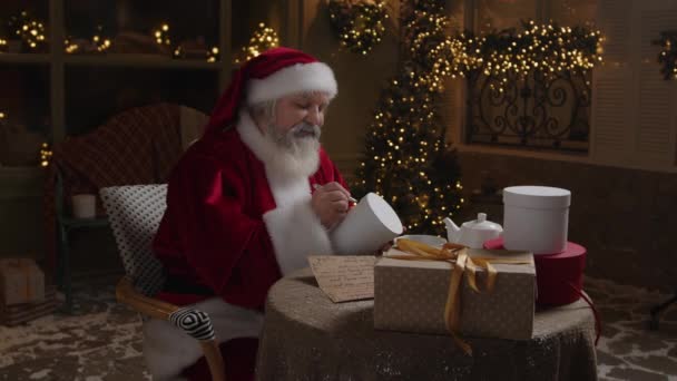 Babbo Natale Sta Lavorando Fino Tardi Notte Godendo Accogliente Serata — Video Stock