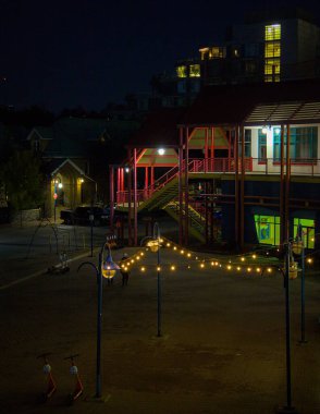 Calgary, Alberta, Kanada - 10 Ekim 2022: Eau Claire Market geceleri, Calgary. 