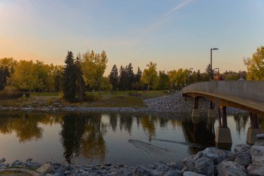 Prince 's Island Park, Calgary' deki nehir kıyısında köprü.