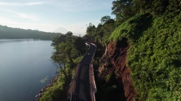 Estrada Sinuosa Para Aventuras Lago Ponte Beira Lago Falésias Com — Vídeo de Stock
