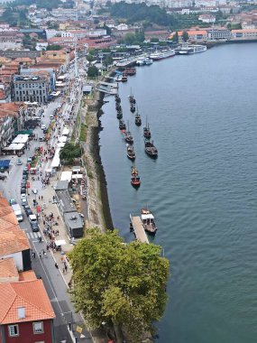 Duero nehrinden, şehirden ve rıhtımdan Porto şehrinin panoramik manzarası.