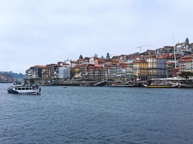 Duero nehrinden, şehirden ve rıhtımdan Porto şehrinin panoramik manzarası.