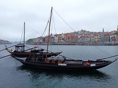 Porto şehrindeki Douro Nehri, Portekiz, varillerce liman şarabı olan eski tekneler..