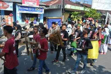 Tegal, INDONESIA, 3 Mayıs 2018 - Endonezya 'nın çeşitli geleneksel müzik enstrümanları ile birlikte sokak müzisyenleri ile birlikte bir grup davul geçidi