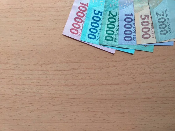 Fond Bois Décoré Monnaies Indonésiennes Forme Éventail Dans Coin Supérieur — Photo