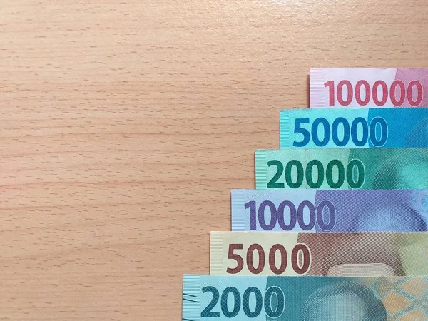 Monnaies Indonésiennes Appelées Rupiah Disposées Couches Sur Fond Bois Pour — Photo