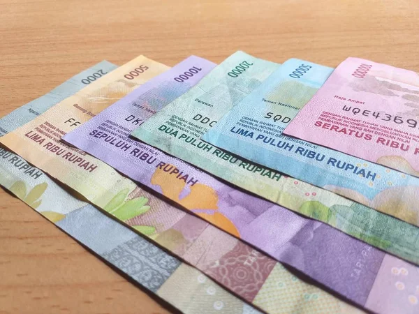 一组印度尼西亚货币 Rupiah 在低角度上的选择性抛射焦点 — 图库照片