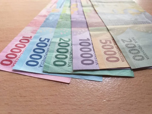 Ein Von Fans Arrangierter Stapel Indonesischer Währungen Namens Rupiah Der — Stockfoto