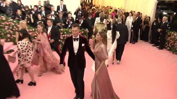 Tom Brady Και Gisele Bundchen Παρακολουθούν 2019 Met Gala Celebrating — Αρχείο Βίντεο