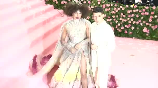 2019年5月6日 Priyanka Chopra和Nick Jonas在美国纽约大都会艺术博物馆参加 2019年Met Gala Celebrating Camp Notes Fashion — 图库视频影像