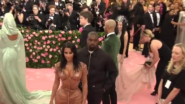 Kim Kardashian和Kanye West出席2019年5月6日在美国纽约市大都会艺术博物馆举行的 2019年Met Gala Celebrating Camp Notes Fashion — 图库视频影像