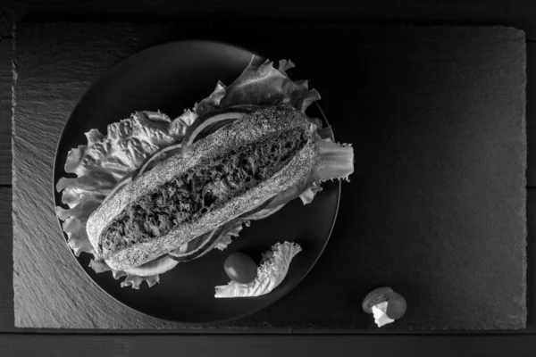 배경에 샐러드와 토마토 샌드위치 — 스톡 사진