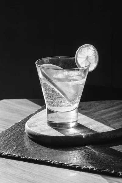 Κρύο Καλοκαίρι Νόστιμο Coctail Ασβέστη Και Πάγο Ένα Ποτήρι Σταγόνες — Φωτογραφία Αρχείου
