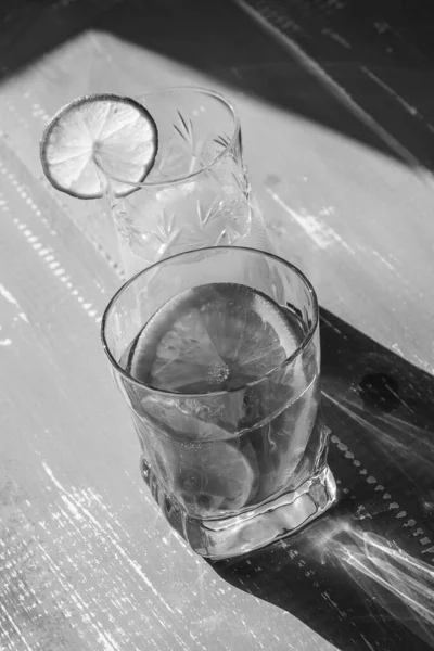 Verano Frío Delicioso Cóctel Con Lima Hielo Vaso Con Gotas —  Fotos de Stock