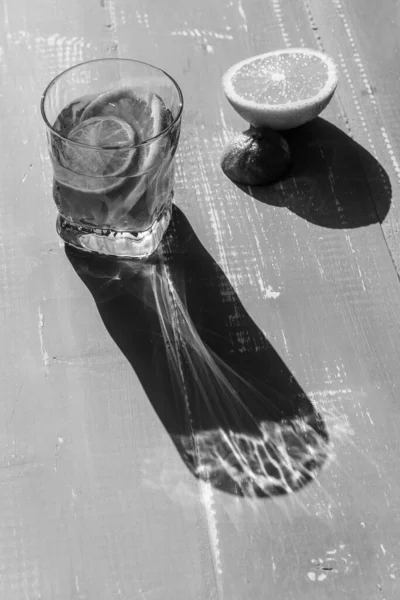 Verano Frío Delicioso Cóctel Con Lima Hielo Vaso Con Gotas —  Fotos de Stock